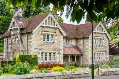 A pretty estate cottage in Ford