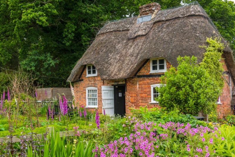 16th century thatched cottage at Furzey Gardens