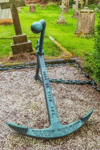 Memorial in the shape of a chained anchor
