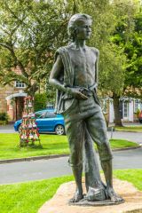Anothe view of the Captain Cook statue