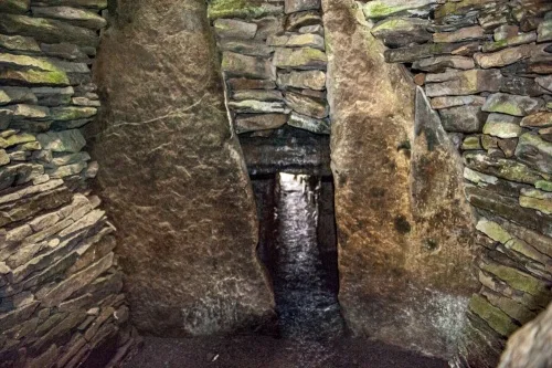 The round cairn interior