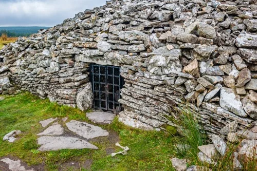 The round cairn entrance
