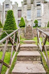 Steps up to the west frontage