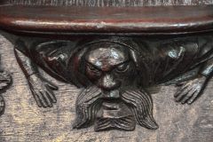 An amusing misericord carving