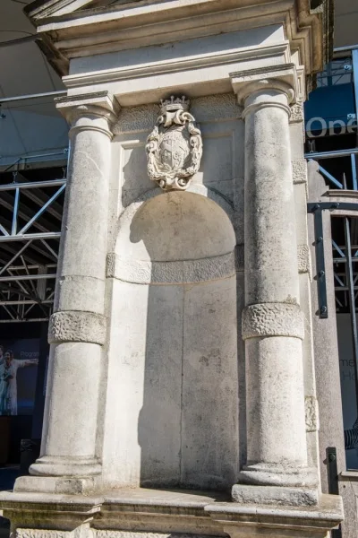 Neo-classical gateway columns by Inigo Jones