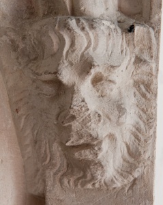 Carved head, Baa tomb recess