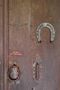 Earl of Lancaster's horseshoe, Kempsford church