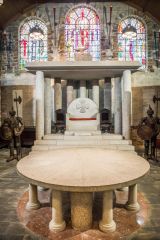 King Arthurs Great Halls, A small round table before the throne