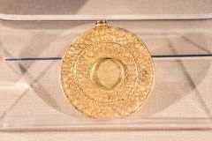 Another 7th-century gold pendant