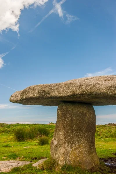 The capstone and an upright