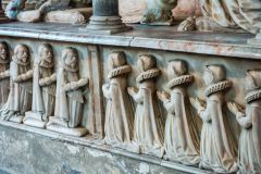 Effigies of children on the Thomas Skynner memorial