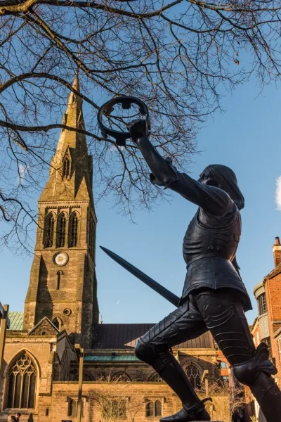 Richard III statue and cathedral tower