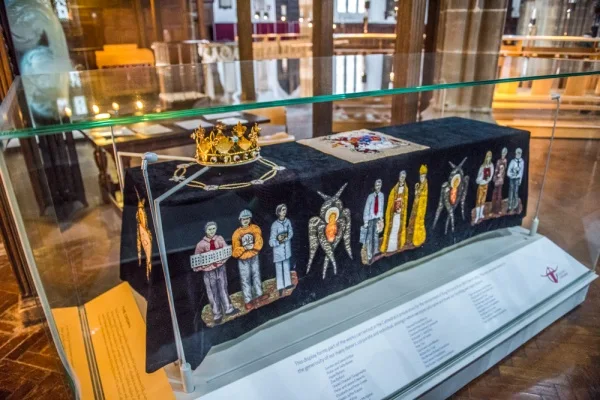 Richard III funeral pall and crown