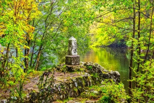 Queen Victoria commemorative obelisk