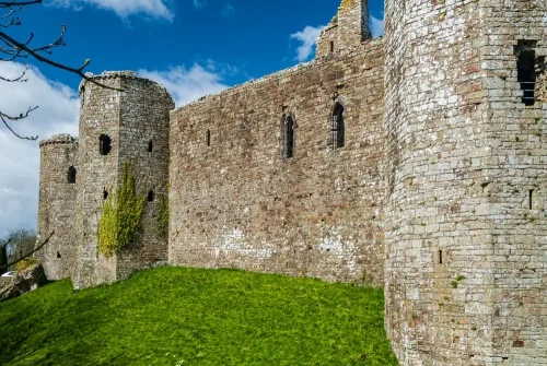 The curtain wall and mural towers