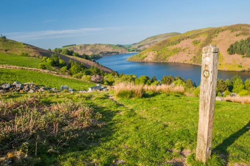 Following the signposted footpath along the lake