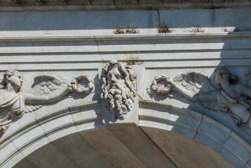 Figure of Neptune over the central arch