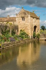 Markenfield Hall, The moat and gatehouse