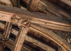 Carved angel on the hammer-beam roof