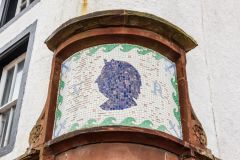 The old Queen's Head inn sign