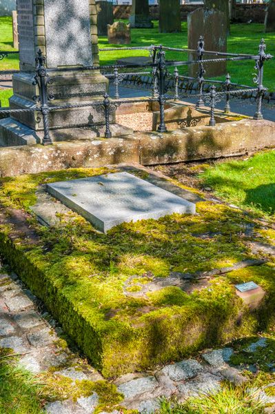 Burns' children's grave in Mauchline churchyard