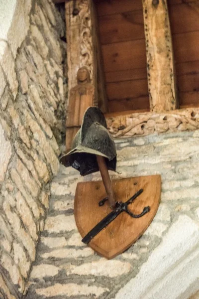 Hannibal Vyvyan funeral helm and sword, 1609