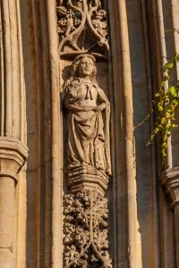 Carving detail on the outer moulding of the arch