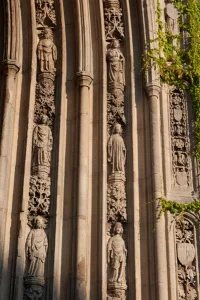 Figures of saints on the arch moulding