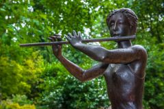 Pashley Manor Gardens, Sculpture of a flute player