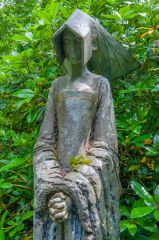 Pashley Manor Gardens, Sculpture of Anne Boleyn in the garden