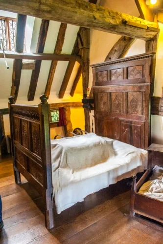 17th-century bed on the first floor