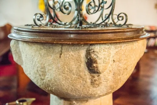 A carved face on the font bowl