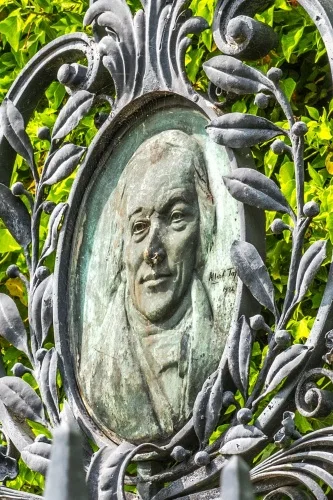 Robert Owen's likeness on the memorial railings