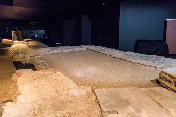 A small chamber beside the entrance