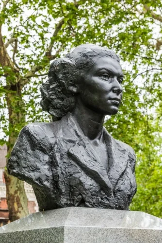Another view of the Violette Szabo bust