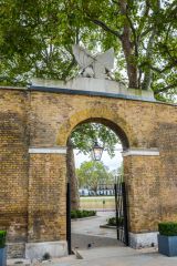 Entrance to the Saatchi Gallery grounds