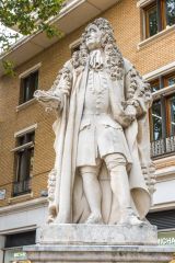 Sir Hans Sloane statue