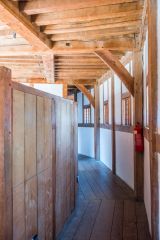 The passageway behind the galleries