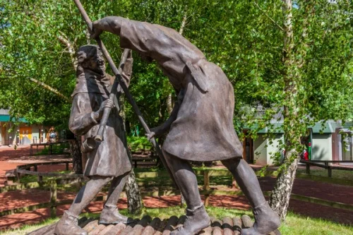 Robin Hood and Little John sculpture at the visitor centre