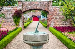 A sundial in the formalgardens