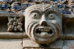 A grotesque face on the clerestory frieze