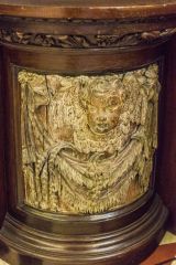 Limewood carving incorporated into the reredos