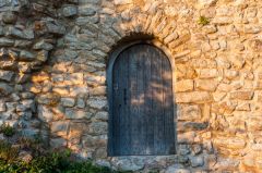 The Romanesque entrance doowayr