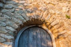 A closer look at the doorway arch