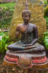 A statue by the visitor walkway