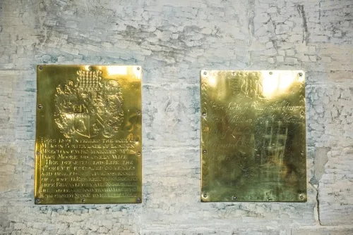 Memorial brasses dated 1686 (John Porter) and 1705 (Jane Porter)