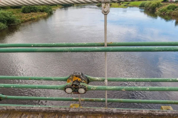 The chain link construction