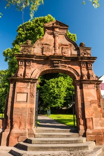 The arch from Commercial Road