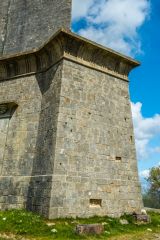 Wellington Monument, Another look at the Monument base, showing damaged masonry