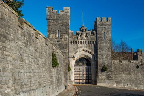 Arundel Castle gates, London Road